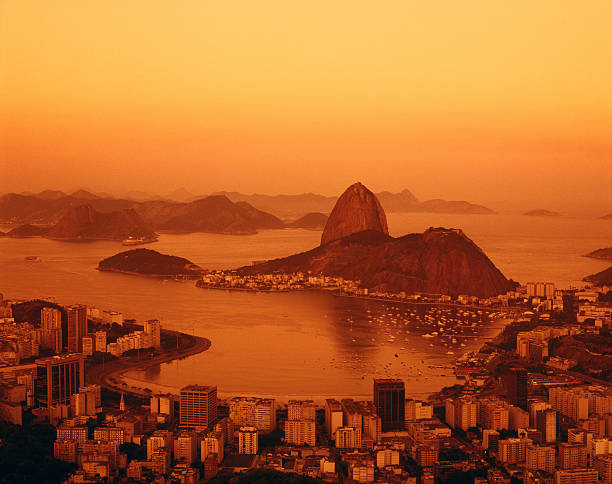 sugarloaf und botafogo-strand in rio de janeiro - rio de janeiro sugarloaf mountain beach urca stock-fotos und bilder