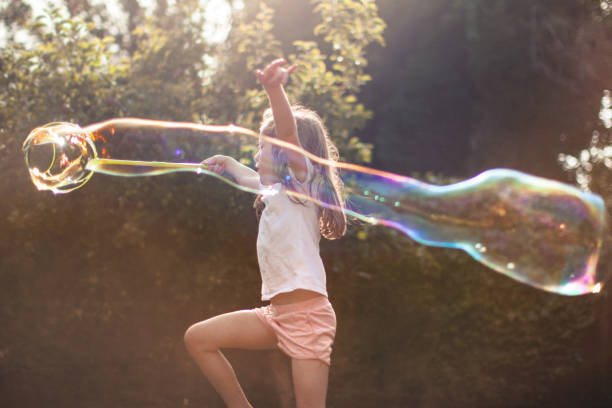 bulles de danse - bubble wand child outdoors bubble photos et images de collection