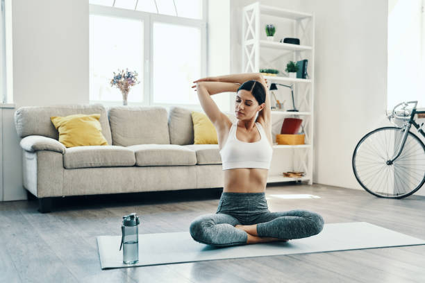 아침 운동. - yoga posture women flexibility 뉴스 사진 이미지