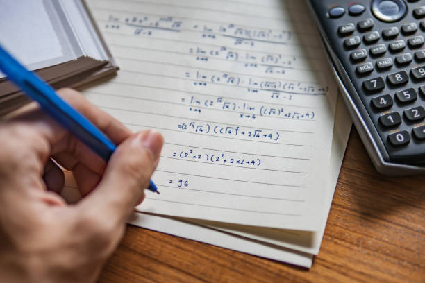 a left-handed person solving math problem - algorithm formula mathematical symbol engineering imagens e fotografias de stock