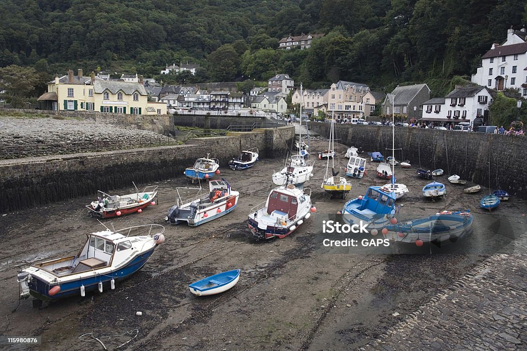 Barcos deitado em Lynmouth do Porto na maré baixa - Foto de stock de No Fundo royalty-free