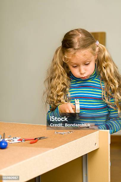 Assemblaggio Di Nuovi Mobili - Fotografie stock e altre immagini di Accudire - Accudire, Allegro, Ambientazione interna