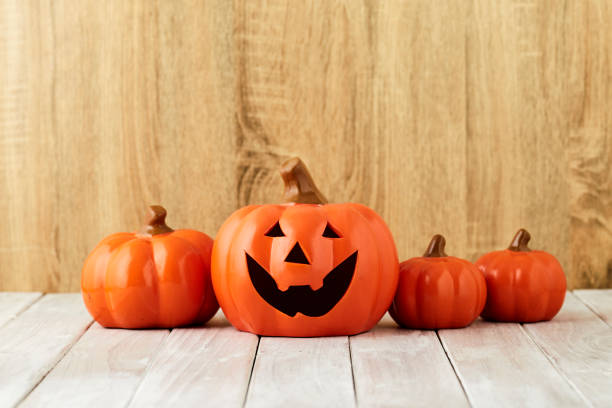 calabazas sobre mesa arbolada fondo de halloween - pumpkin simplicity rustic old fotografías e imágenes de stock