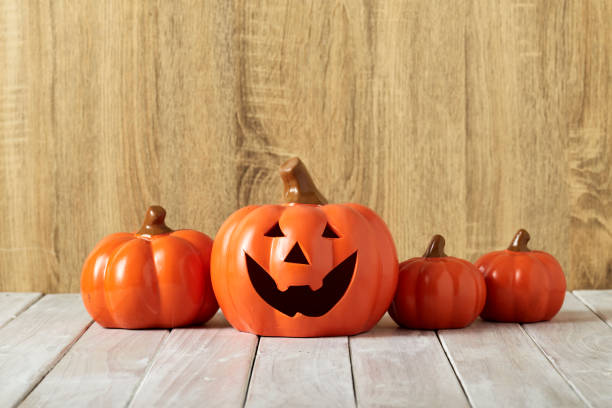 calabazas sobre mesa arbolada fondo de halloween - pumpkin simplicity rustic old fotografías e imágenes de stock