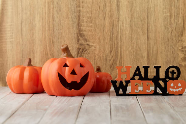 calabazas sobre mesa arbolada fondo de halloween - pumpkin simplicity rustic old fotografías e imágenes de stock