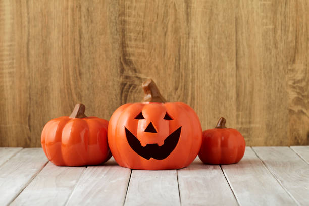 calabazas sobre mesa arbolada fondo de halloween - pumpkin simplicity rustic old fotografías e imágenes de stock