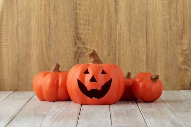 calabazas sobre mesa arbolada fondo de halloween - pumpkin simplicity rustic old fotografías e imágenes de stock