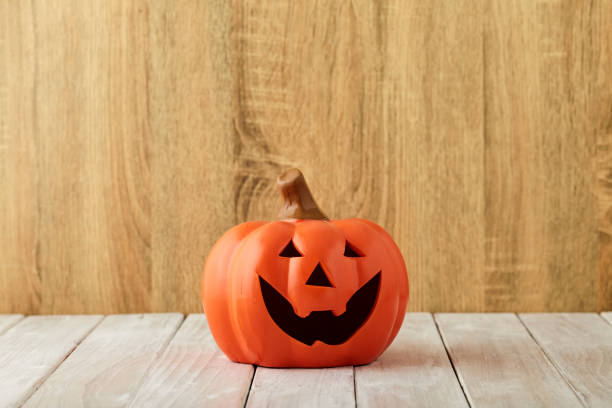 calabazas sobre mesa arbolada fondo de halloween - pumpkin simplicity rustic old fotografías e imágenes de stock