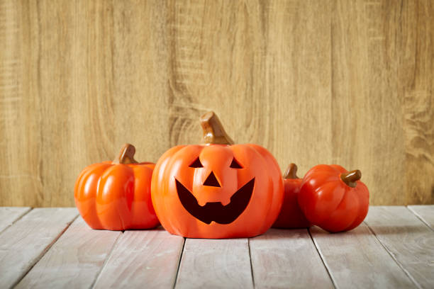 calabazas sobre mesa arbolada fondo de halloween - pumpkin simplicity rustic old fotografías e imágenes de stock