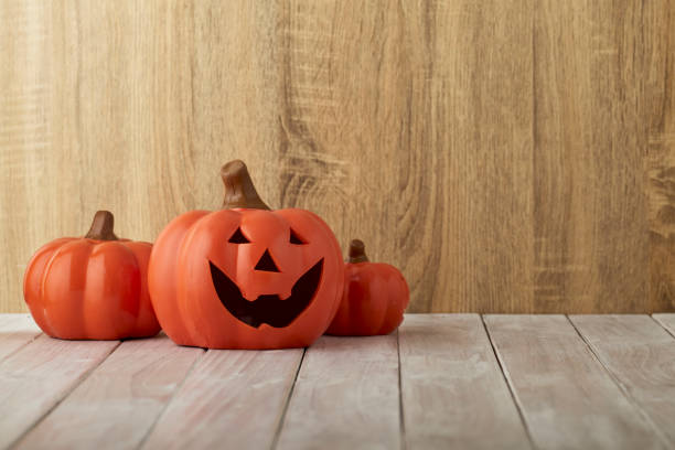 calabazas sobre mesa arbolada fondo de halloween - pumpkin simplicity rustic old fotografías e imágenes de stock