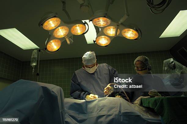 Foto de Cirurgia e mais fotos de stock de Cirurgião - Cirurgião, Rosto Coberto, Adulto