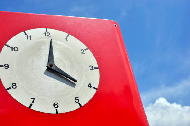 viejo reloj rojo con esfera blanca. - swiss culture switzerland business time fotografías e imágenes de stock