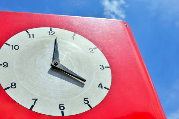 푸른 하늘 배경에 오래 된 빨간 시계입니다. - swiss culture switzerland business time 뉴스 사진 이미지