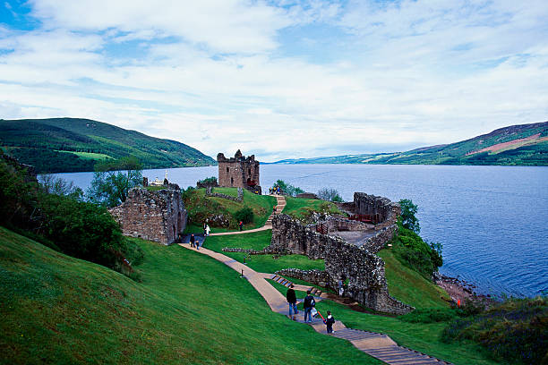 castello di urquhart - scotland castle loch ness urquhart castle foto e immagini stock