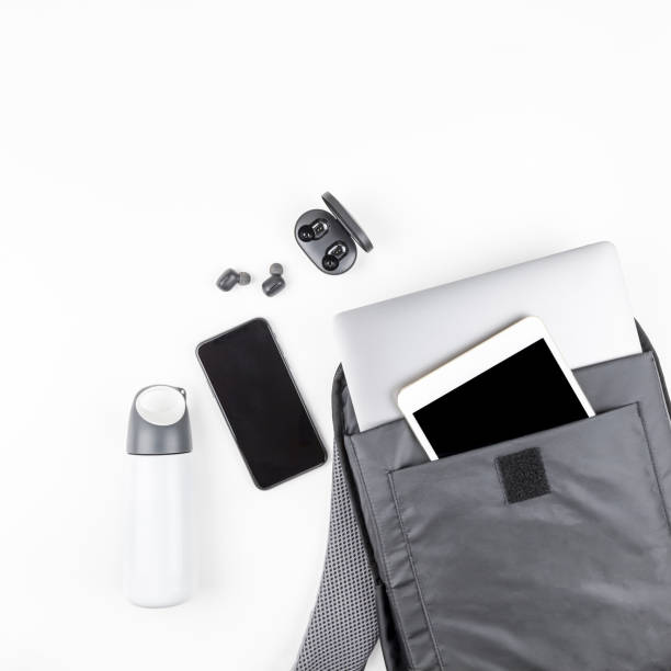 trouxa moderna com portátil e tabuleta para dentro - travel ipad isolated backpack - fotografias e filmes do acervo