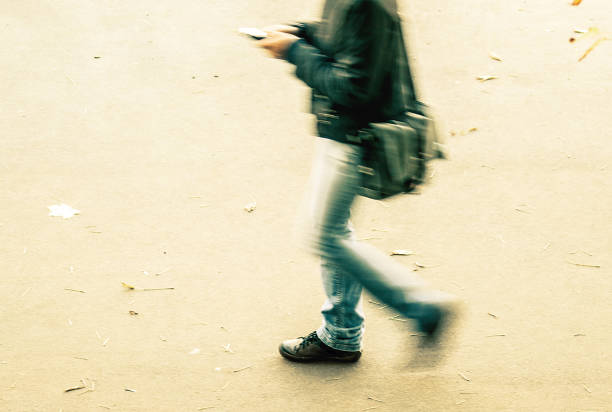 uomo con il suo telefono in movimento sfocato - business blurred motion text messaging defocused foto e immagini stock