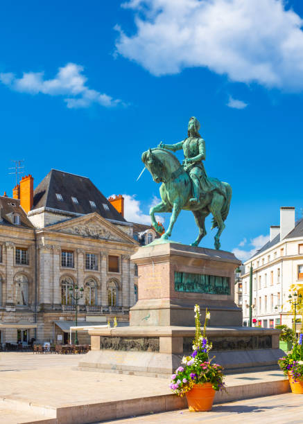 monumento a jeanne d'arc (juan de arco) en la place du martroi en orleans, francia - orleans fotografías e imágenes de stock