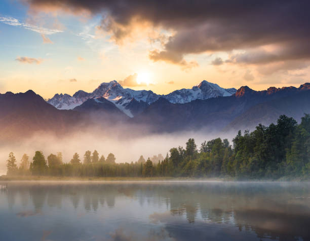 piękny krajobraz krajobraz matheson lake fox glacier miasta southern alps mountain valleys nowa zelandia - mountain mist fog lake zdjęcia i obrazy z banku zdjęć