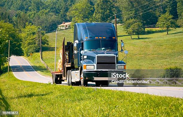半トラック国の道路 - カラー画像のストックフォトや画像を多数ご用意 - カラー画像, トラック, トラック輸送
