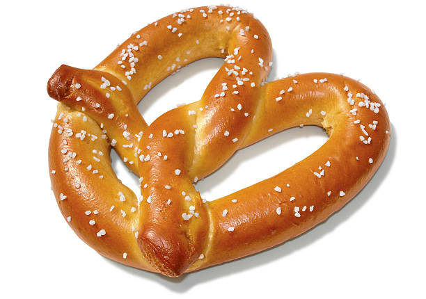 soft pretzel sobre blanco - pretzel snack salty food fotografías e imágenes de stock