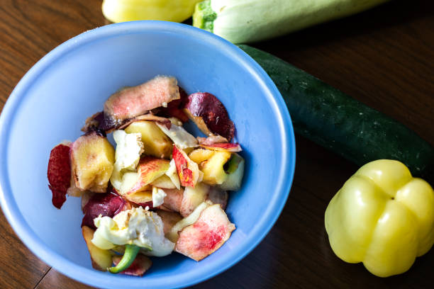 果物や野菜の台所の廃棄物のボウル。 - fruit vegetable fruit bowl peaches ストックフォトと画像