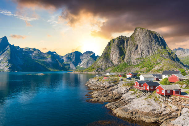 norwegia panoramiczny widok na lofotów w norwegii z zachodem słońca malownicze - house scandinavian norway norwegian culture zdjęcia i obrazy z banku zdjęć