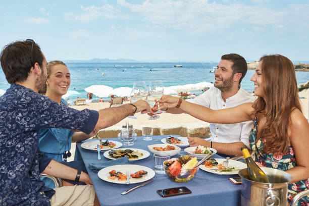 młode pary toasting na lunch w sunny costa brava cafe - sunny cheerful close up outdoors zdjęcia i obrazy z banku zdjęć