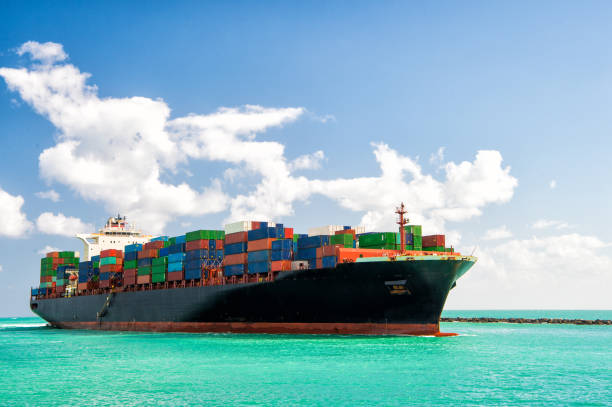 Cargo ship sailing to Miami Cargo ship sailing to Miami, delivery and logistic freight liner stock pictures, royalty-free photos & images