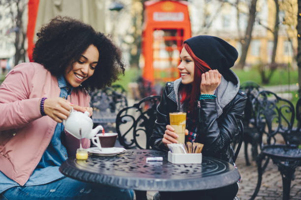 friends at sidewalk cafe drinking coffee - women travel destinations london england tourist imagens e fotografias de stock