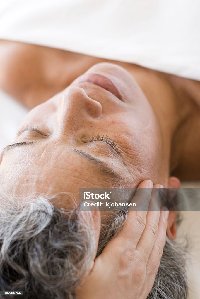 Massagem relaxante na cabeça - Foto de stock de 55-59 anos royalty-free