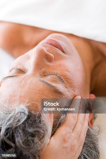 Foto de Massagem Relaxante Na Cabeça e mais fotos de stock de 55-59 anos - 55-59 anos, 60-64 anos, Adulto