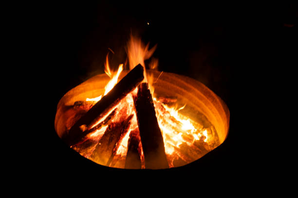 feuerstelle mit holzverbrennenden kohlen asche flammen - fire pit fire camping burning stock-fotos und bilder