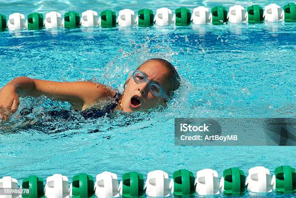 Competición Foto de stock y más banco de imágenes de 100 metros - 100 metros, Actividades y técnicas de relajación, Adolescencia