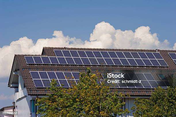 Foto de Casa Com Painéis Solares No Telhado e mais fotos de stock de Alemanha - Alemanha, Baviera, Casa