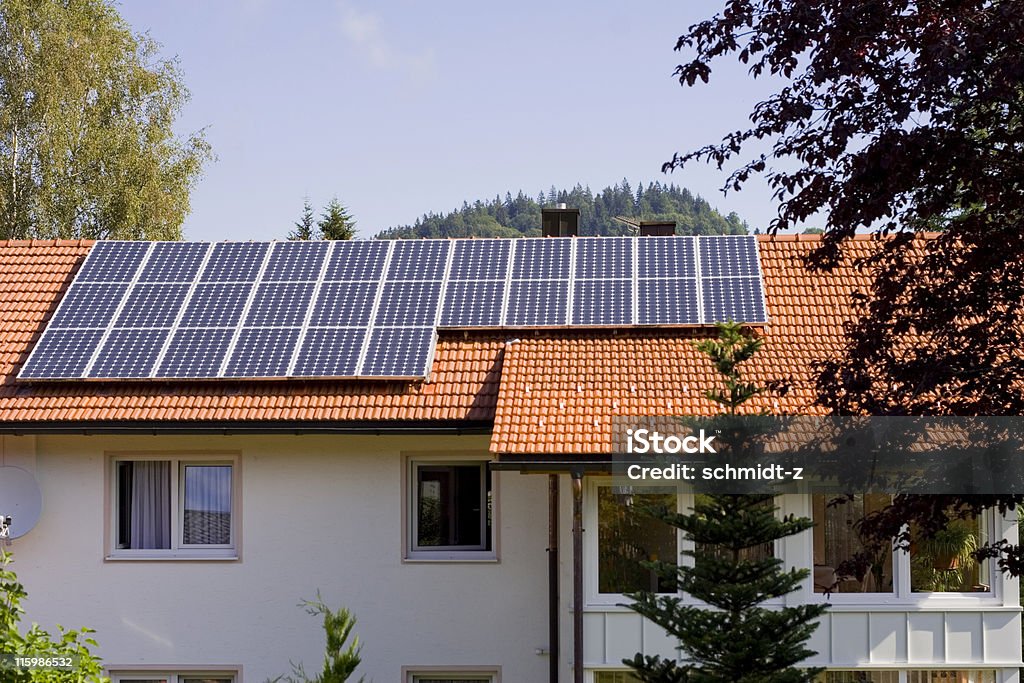 Dom z paneli słonecznych na dachu - Zbiór zdjęć royalty-free (Panel słoneczny)