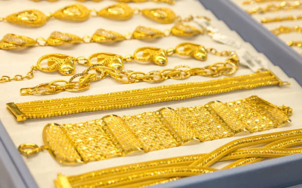 gold armbänder in schmuck schaufenster. verschiedene goldschmuckmodelle warten auf den verkauf - pawn shop fotos stock-fotos und bilder