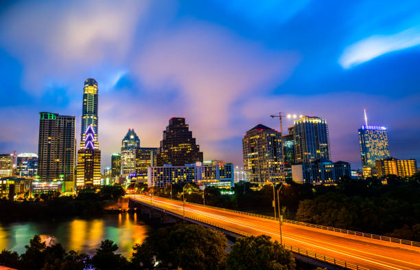 classic angle austin texas nightscape skyline changing fast of 2019 - highway nobody town urban road imagens e fotografias de stock