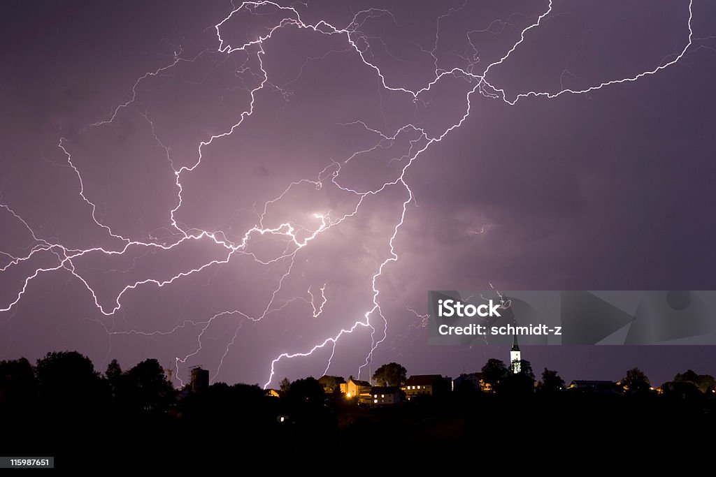 Sturm mit Blitz über kleine Dorf - Lizenzfrei Gewitterblitz Stock-Foto