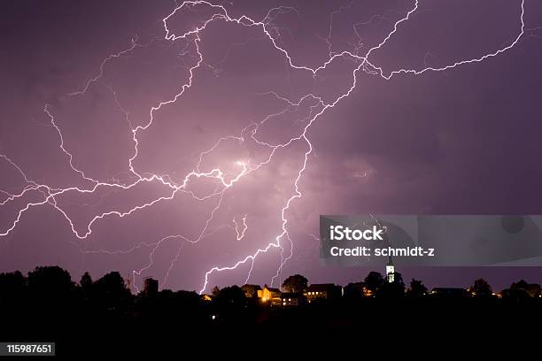 폭풍 및 Lightning Over 약간요 타운명을 번개에 대한 스톡 사진 및 기타 이미지 - 번개, 뇌우, 집