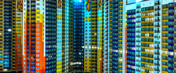 fachada de apartamentos residenciales en metrópolis moderna. noche, textura de fondo - multi story building fotografías e imágenes de stock