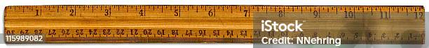 木製の 12 インチのルーラーインチセンチメートルあたりのマーキング - 定規のストックフォトや画像を多数ご用意 - 定規, 古い, 木製