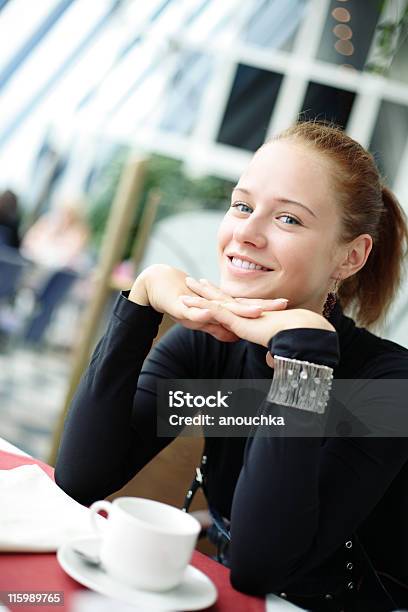 Happy Tee Time Stockfoto und mehr Bilder von Attraktive Frau - Attraktive Frau, Betrachtung, Blaue Augen