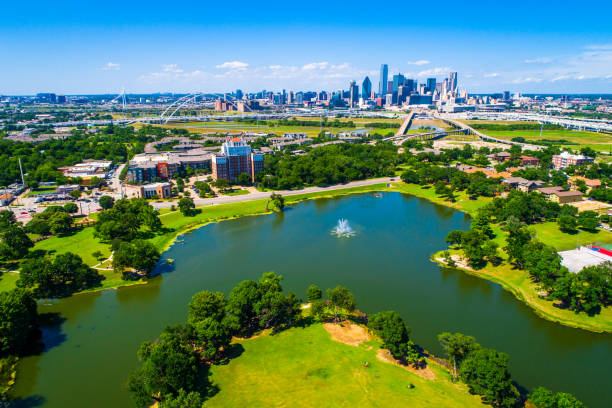 ダラステキサス州の湖の上の高い空中ドローンビュー 2019 - dallas texas ストックフォトと画像