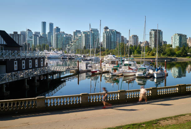 stanley park coal harbour seawall - vancouver harbor vancouver harbor marina - fotografias e filmes do acervo