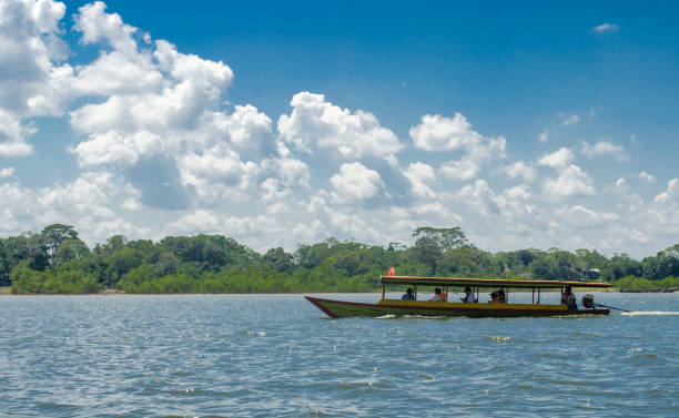 川アマゾンペルー雲空ボート地平線 - iquitos ストックフォトと画像