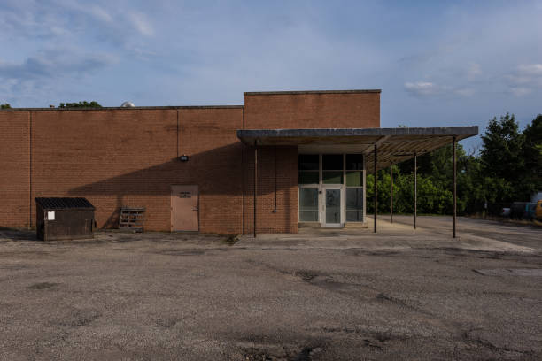 istock Large brick retail building left empty in a midwestern suburb 1159903440