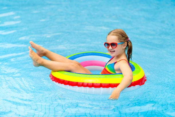 bambino in piscina sull'anello giocattolo. i bambini nuotano. - inflatable ring water wings swimming pool float foto e immagini stock