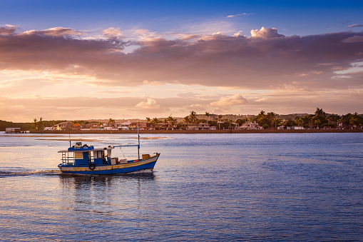 Barco de pescadores flotando en Porto Seguro, noreste de Brasil al espectacular atardecer photo