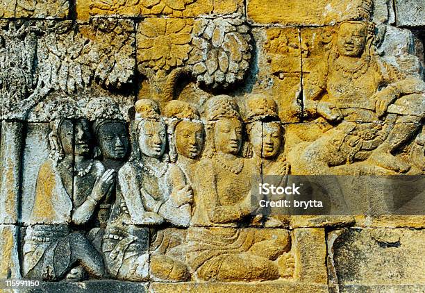 Baixorelevo No Templo De Borobudur Java Na Indonésia - Fotografias de stock e mais imagens de Amarelo