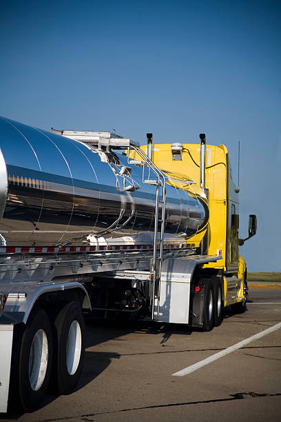 танкер - fuel tanker semi truck truck gasoline стоковые фото и изображения